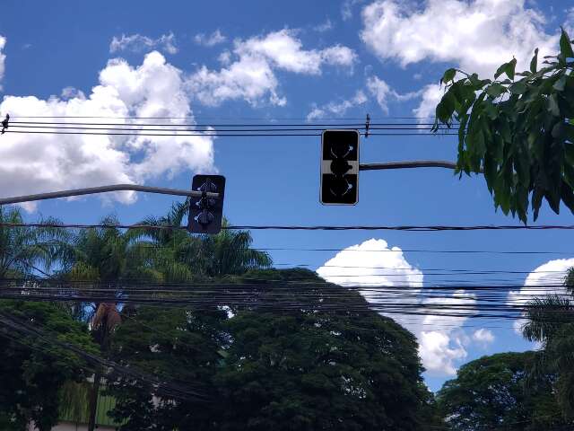 Problema na rede el&eacute;trica deixou 2 mil clientes sem luz 