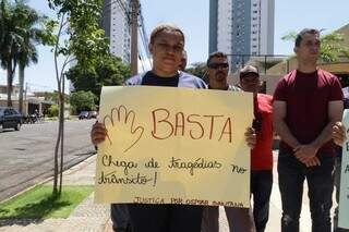 Manifestantes pedem justiça, em protesto em frente ao MPMS. (Foto: Kísie Ainoã)