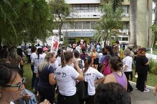Professores protestando em frente à Prefeitura de Campo Grande (Foto: Kísie Ainoã)