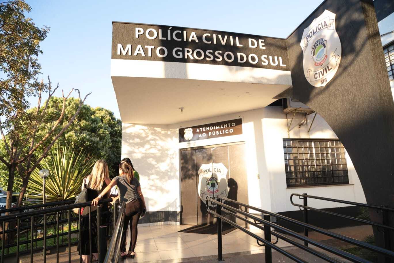 Confusão de pais na saída de escola termina na delegacia