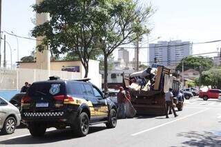 Caminhão de entulho recolhendo materiais deixados em ruas e calçadas (Foto: Kísie Ainoã)