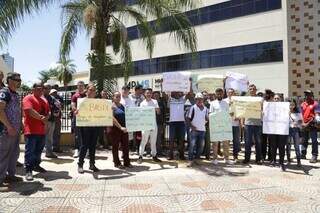 Família e amigos de Osmar Santana usaram cartazes para protestar contra morte do rapaz. (Foto: Kísie Ainoã)