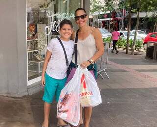 Roberta e o filho após compras de Natal (Foto: Mariely Barros)