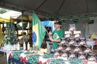 Um dos manifestantes, Roberto Medeiros, próximo a mesa de Natal (Foto: Kísie Ainoã)