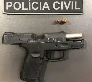Arma apreendida com suspeito. (Foto: Divulgação/Polícia Civil de MS)