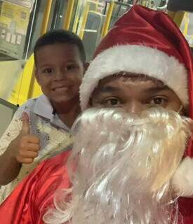 Gustavo Henry, filho do motorista também ficou contente pelo pai ser Papai Noel (Foto: Arquivo pessoal)
