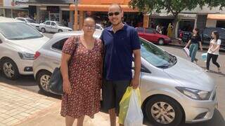 Ana Paula e o filho Edson no centro de Campo Grande (Foto: Mariely Barros)