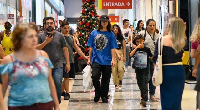 Sal&aacute;rio antecipado e 13&ordf; parcela do Mais Social animam com&eacute;rcio