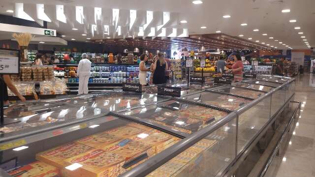 Com movimento tranquilo nos mercados, &quot;atrasados&quot; garantem ceia 