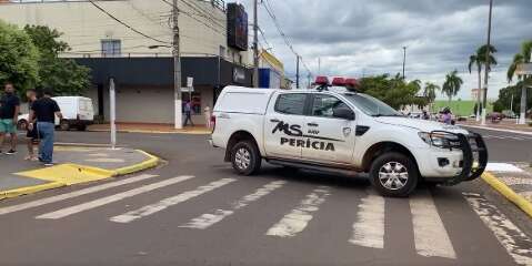 Mulher morre atropelada por moto que invadiu canteiro central