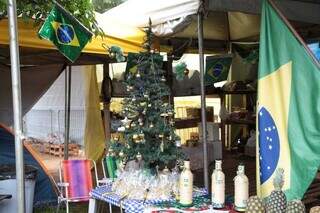 Árvore de Natal montada em uma das tendas, em frente ao CMO (Foto: Kísie Ainoã)