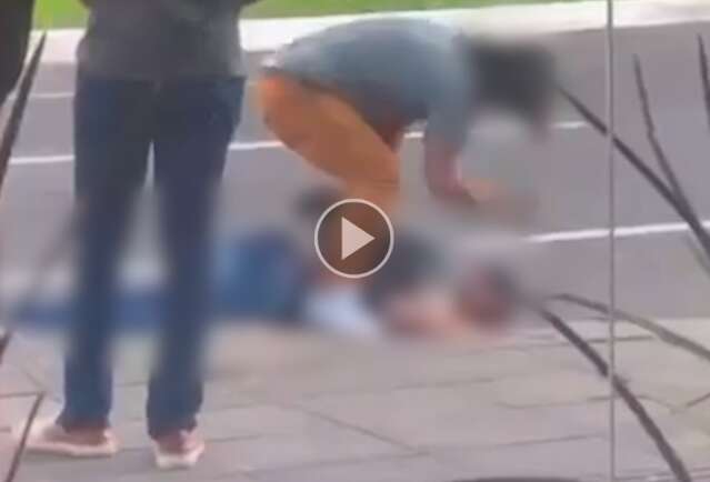 Em frente &agrave; boate na Afonso Pena, homem ca&iacute;do na sarjeta &eacute; espancado