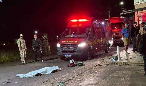 Motociclista invade a contram&atilde;o, colide em carro e morre 