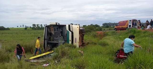 Motorista tomba ônibus e dois passageiros ficam presos no veículo