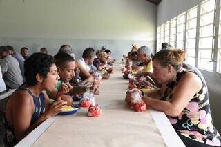Pessoas acolhidas almoçando na Unidade de Acolhimento Institucional para Adultos e Famílias. (Foto: Kísie Ainoã)