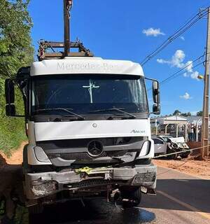 Motorista de MS morre ao bater caminhonete de frente com caminh&atilde;o no Paran&aacute;