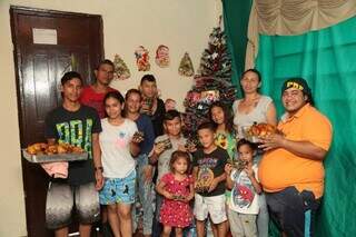 Em casa, família venezuelana saiu às ruas com jantar e dividiu com moradores. (Foto: Kísie Ainoã)