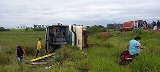 Ônibus ficou tombado em área de mata às margens da rodovia. (Foto: Fronteira News)