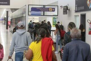 Passageiros acessando área de embarque no Aeroporto Internacional de Campo Grande. (Foto: Marcos Maluf)