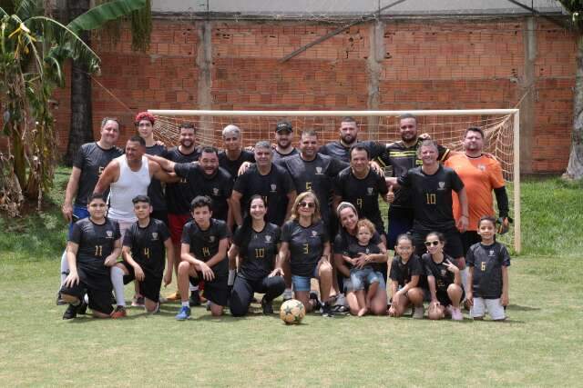 Família montou time de futebol para lembrar de Macedo no Natal