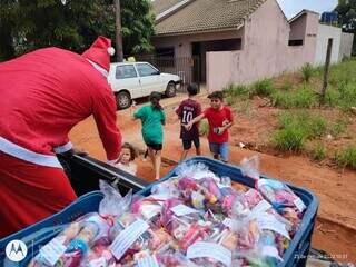 Polícia participou de entrega de brinquedos às crianças. (Foto: PMA)