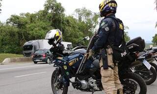 Agente da PRF durante fiscalização em rodovia brasileira. (Foto: Divulgação)