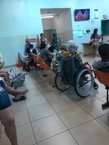 Pacientes amargam espera de pelo menos 3 horas em UPA lotada