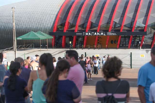 Campo-grandenses madrugam em fila do Bioparque para aproveitar restinho de folga