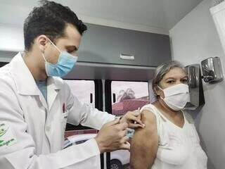 Mulher é vacinada contra a covid-19 em Campo Grande. (Foto: Marcos Maluf)