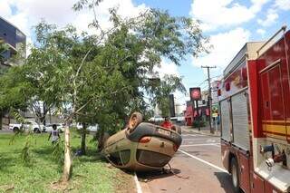 Carro ficou com as rodas para cima na Avenida Afonso Pena. (Foto: Paulo Francis)