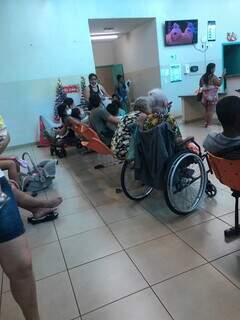 Pacientes amargam espera de pelo menos 3 horas em UPA lotada