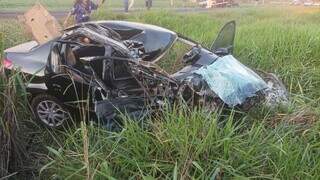 Carro destruído às margens de pista após colisão. (Foto: Nova News)