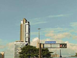 Céu com muitas nuvens na região central de Campo Grande, na manha desta segunda-feira (Foto: Marcos Maluf) 