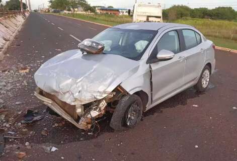 Motorista perde controle, bate e derruba poste em avenida