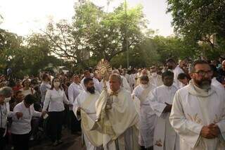 Missa de Corpus Christi no centro da Capital reuniu multidão. (Foto: Paulo Francis)
