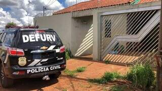 Viatura da Defurv em frente a casa na Capital durante investigação de crime de furto. (Foto: Divulgação)