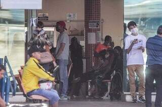 Casos de dengue, covid e gripe lotam postos de saúde. (Foto: Marcos Maluf)