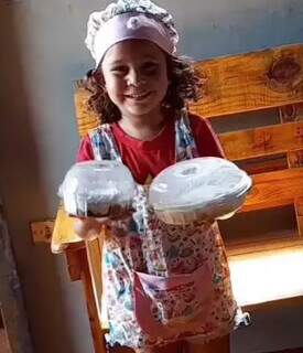 Marina com os bolos para entregar no Natal. (Foto: Reprodução Instagram)