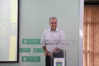 Governador Reinaldo Azambuja durante anúncio do balanço de seus oito anos de governo. (Foto: Kísie Ainoã)
