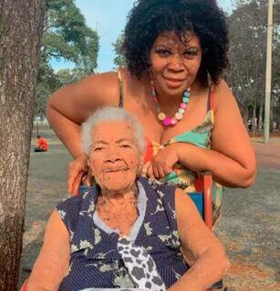 Vandete e a mãe, Maria José, em foto no Parque das Nações Indígenas. (Foto: Arquivo familiar)