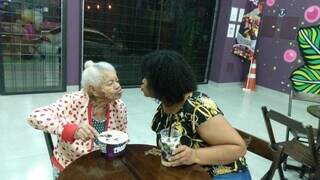 Vandete e a mãe, à direita, em passeio na sorveteria. (Foto: Arquivo pessoal)