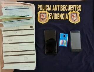 Notas fiscais e celulares apreendidos com um dos envolvidos no sequestro. (Foto: Última Hora)