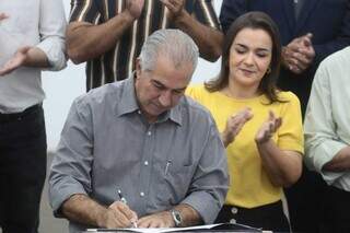 Governador Reinaldo Azambuja assinando contratos no valor de R$ 59 milhões para Campo Grande. (Foto: Marcos Maluf)