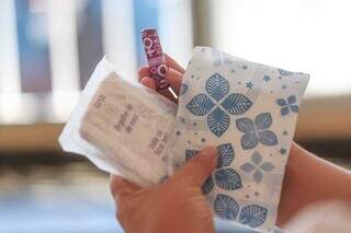 Exemplos de absorventes interno e externos utilizados durante a menstruação. (Foto: Marcos Maluf)