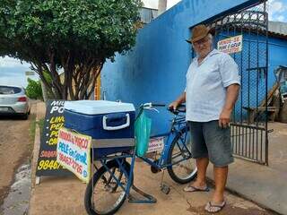 Depois de construir casas e ser feirante, João decidiu vender miúdos de porco em bicicleta. (Foto: Aletheya Alves)