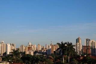 Céu azul nesta manhã em Campo Grande (Foto: Henrique Kawaminami)