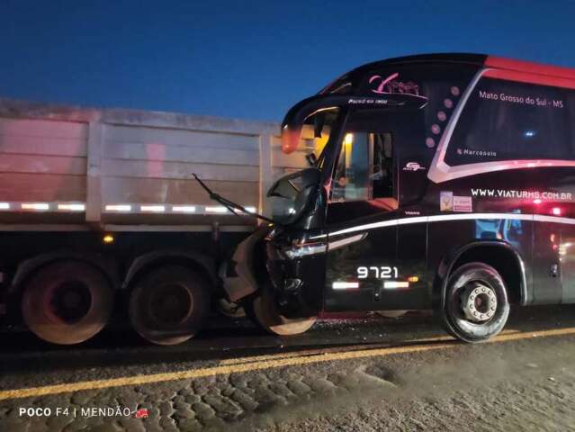 Passageiros ficam feridos ap&oacute;s &ocirc;nibus &quot;entrar&quot; em carreta na MS-276 