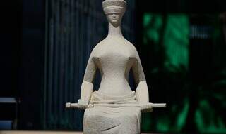 Estátua que representa a deusa Têmis, da Justiça, de olhos vendados e espada na mão, em frente ao STF. (Foto: Marcello Casal Jr./Agência Brasil) 
