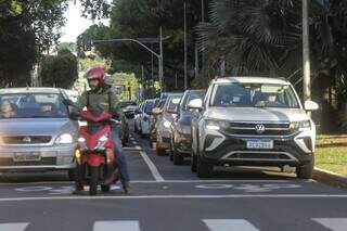 Carros parados em semáforo na Avenida Afonso Pena em Campo Grande (Foto: Marcos Maluf)