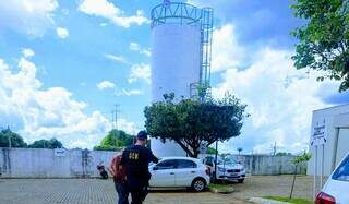 Acusado sendo levado para a Deam por equipe da Guarda Municipal. (Foto: Divulgação | GCM)